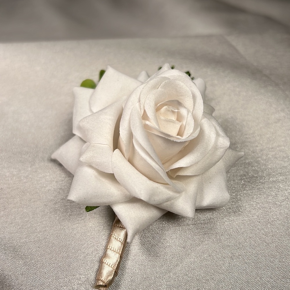 New Ivory Silk Rose Boutonniere with Pin - NEW